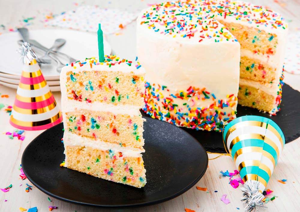um feliz aniversário simples com bolo